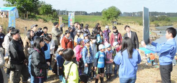 『江戸川区の子どもたちがサケの遡上を見学』の画像