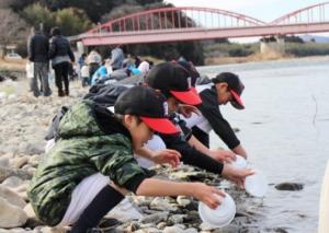 『2月18日　道の駅かつら環境保護イベント　サケの稚魚放流』の画像