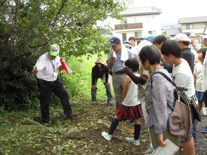 『『いせきぴあ茨城「茨城鉄道路線跡でたどる文化財探訪」　遺跡の説明を受ける参加者』の画像』の画像