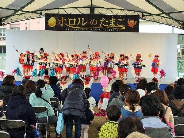 『町長フォトニュース　11月18日　ホロルのたまごしろさと町民まつり　ステージ』の画像