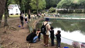 『魚釣り体験の様子』の画像