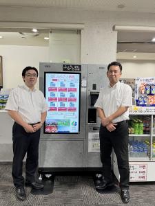 『ふるさと納税自販機の前で』の画像